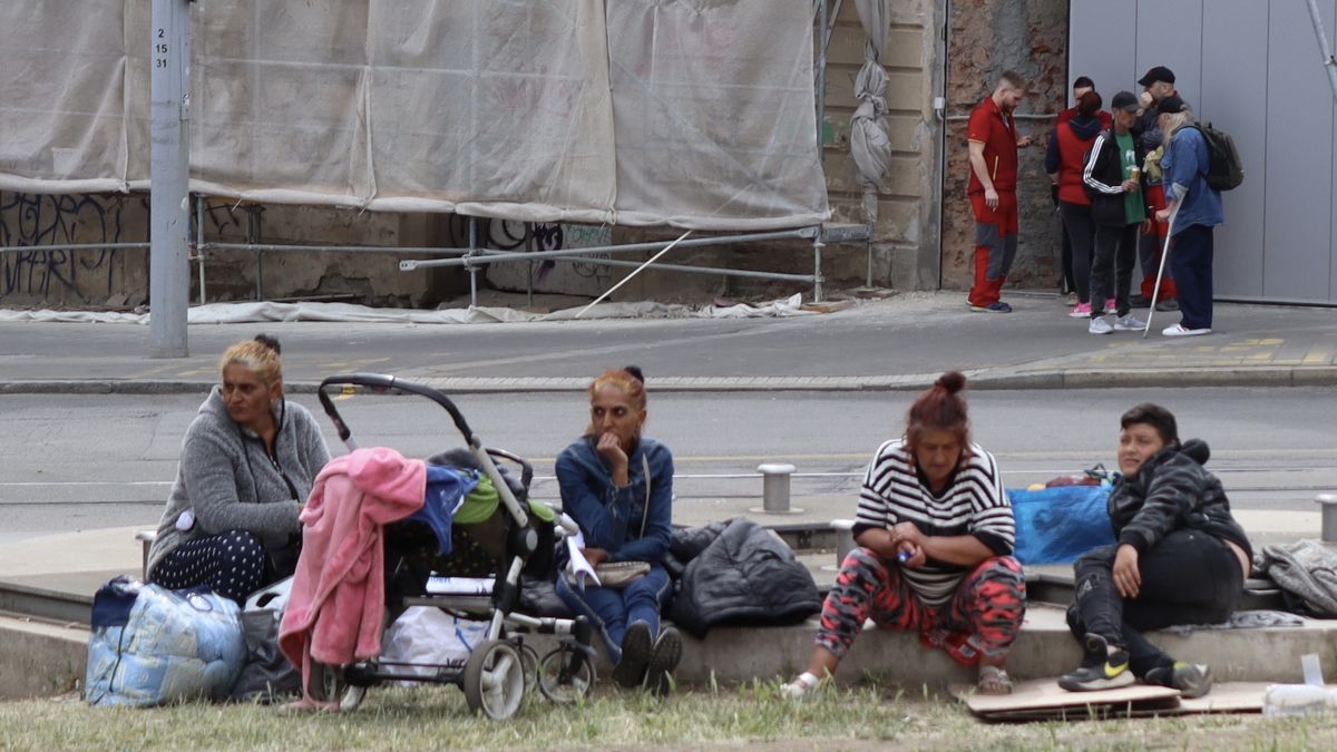 U nádraží v Brně zůstává 30 ukrajinských Romů. Kočují Evropou a vrací se